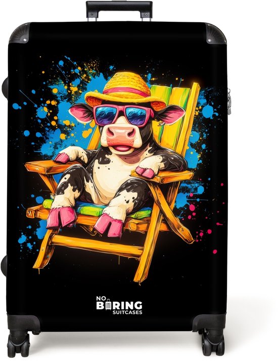 Zwarte koffer met een grappige illustratie van een koe in een ligstoel met zonnebril en hoed, tegen een kleurrijke spatten achtergrond.