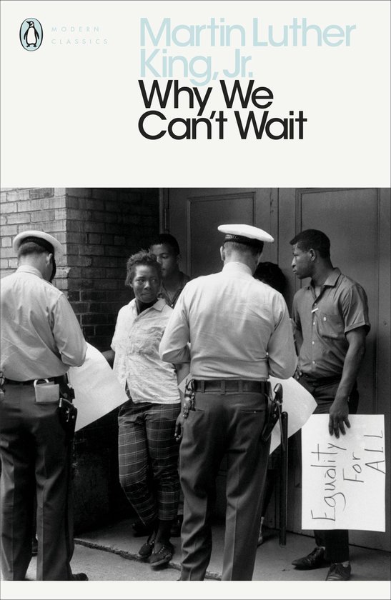 Boek: Martin Luther King Jr. "Why We Can't Wait". Een zwart-witfoto van een vrouw en mannen, sommigen met borden.