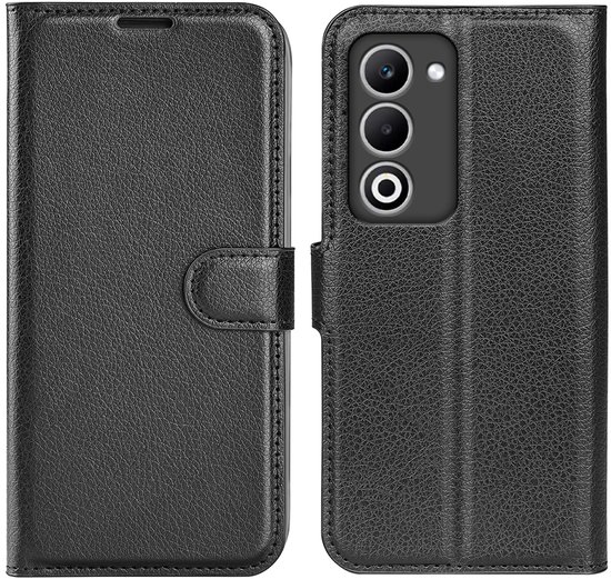 Zwarte kunstleren telefoonhoes met klep en drukknoopsluiting. De achterkant toont het camerapaneel.