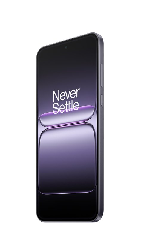Zij-aanzicht van een donkergrijze OnePlus smartphone met 'Never Settle' op het scherm.