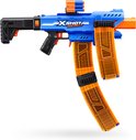 Blauwe X-Shot Insanity blaster met twee doorzichtige oranje magazijnen en een extra magazijn erbovenop. De blaster heeft zwarte en oranje accenten.