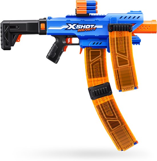 Blauwe X-Shot Insanity blaster met twee doorzichtige oranje magazijnen en een extra magazijn erbovenop. De blaster heeft zwarte en oranje accenten.
