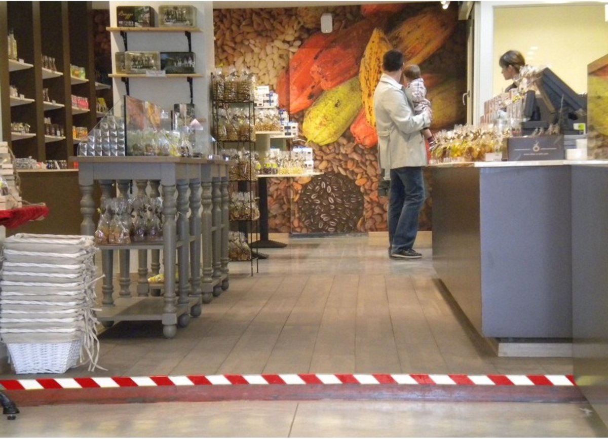 Antisliptape rood/wit 5 meter – Zelfklevende veiligheidsstrip voor trappen en gladde oppervlakken