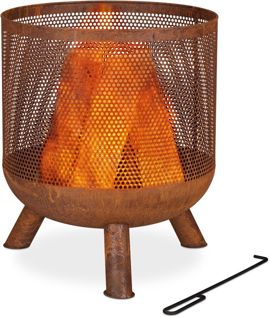 Roestkleurige vuurkorf met houtblokken en vlammen, met pook.