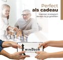 Een schaakdoos van Windsor wordt aan een oudere man en een jong meisje gegeven, die lachend een schaakspel spelen.