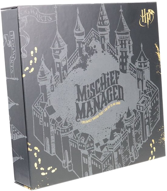 Zwarte doos met een gedetailleerde opdruk van Hogwarts met de tekst 'Mischief Managed'.