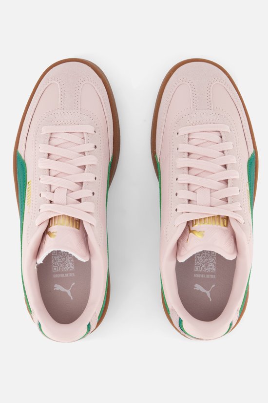 Bovenkant van twee roze Puma sneakers met bruine zolen en groene accenten.