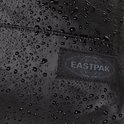 Zwarte rugzakstof met waterdruppels en Eastpak logo.