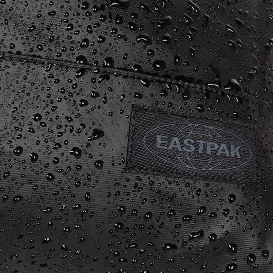 Zwarte rugzakstof met waterdruppels en Eastpak logo.