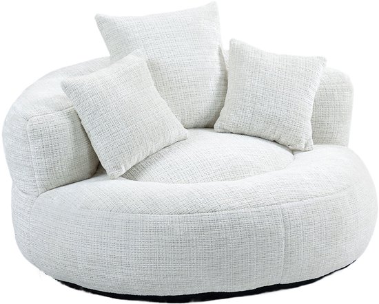 Witte fauteuil met vier kussens en een ronde, compacte vorm.