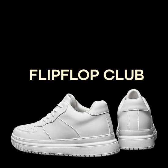 Witte leren sneakers van de zijkant en achterkant, met dikke zolen, met tekst 'FLIPFLOP CLUB'.