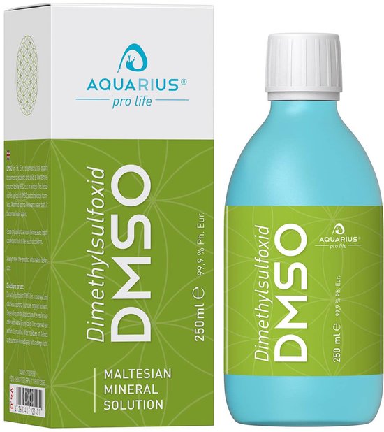 Turquoise fles met groen geruit label, naast een open groene doos met de tekst 'LOVE AND GRATITUDE' en 'JOY'.