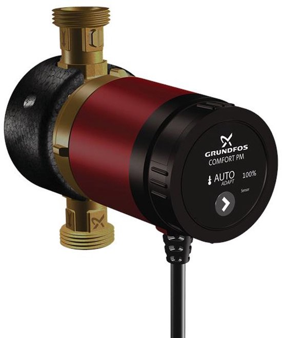 Grundfos Comfort PM waterpomp met rode behuizing, zwarte details en een digitaal display met 'AUTO ADAPT 100% Sensor' tekst.