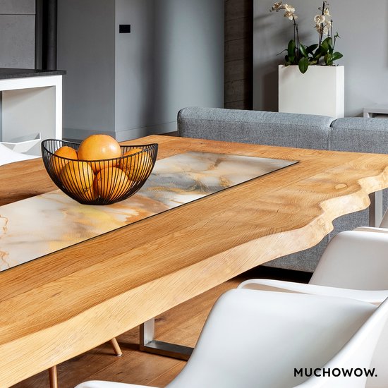 Chemin de table avec imprimé marbre gris, blanc et doré, sur une table en bois avec un bol d'oranges.