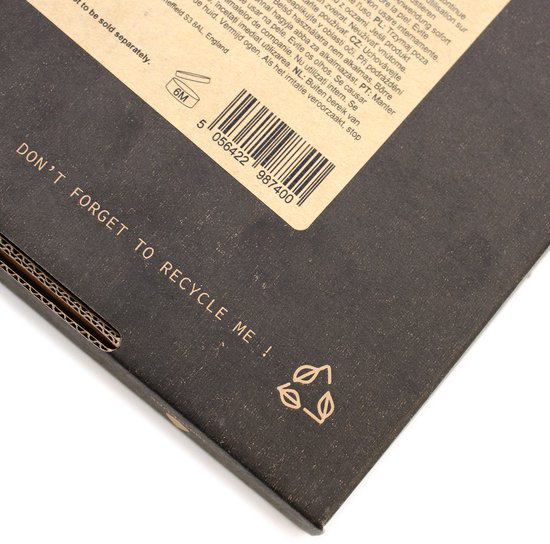 Detail van een bruine kartonnen doos met tekst en recycling-icoon.
