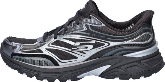 Zwarte Skechers sneaker met zilverkleurige details en 'Slip-ins' logo.