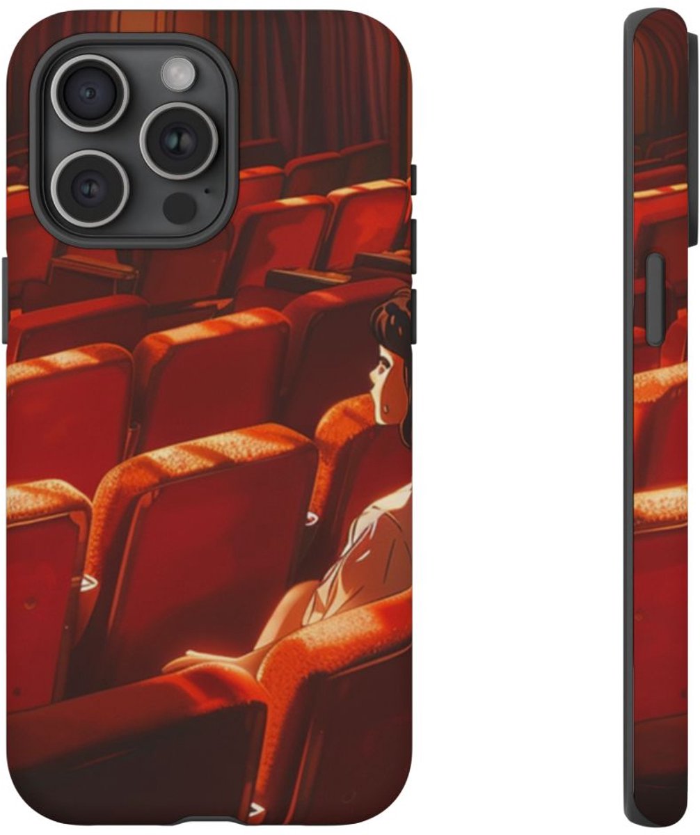 Meisje Alleen op Rode Theaterstoelen – Telefoonhoesje Geschikt voor iPhone 15 Pro Max