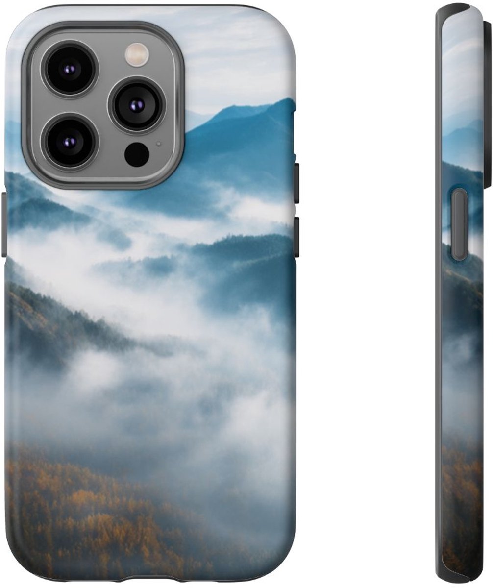 Mysterieus Berglandschap met Mist – Telefoonhoesje Geschikt voor iPhone 14 Pro