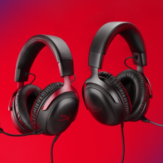 Twee zwarte gaming headsets met rode accenten, close-up.