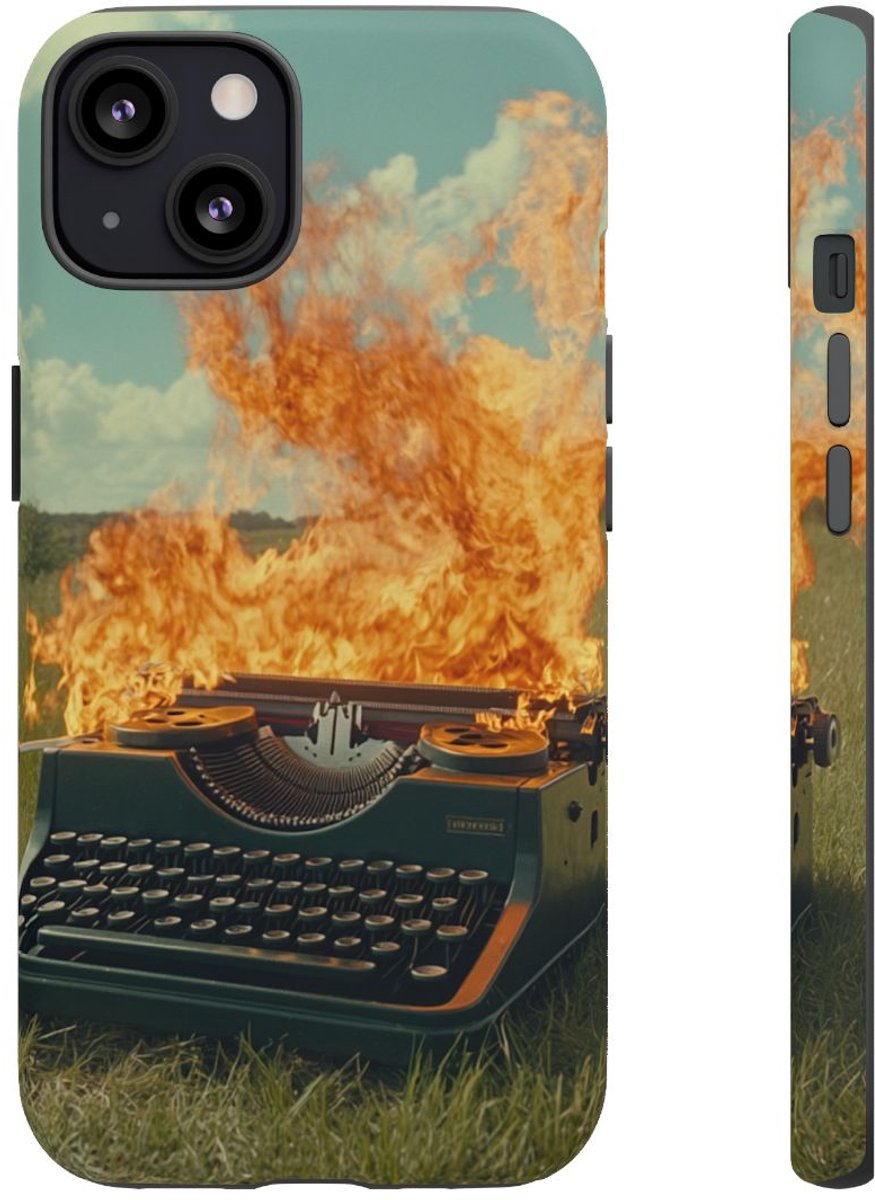Typemachine in Vlammen op Groen Veld – Telefoonhoesje Geschikt voor iPhone 13