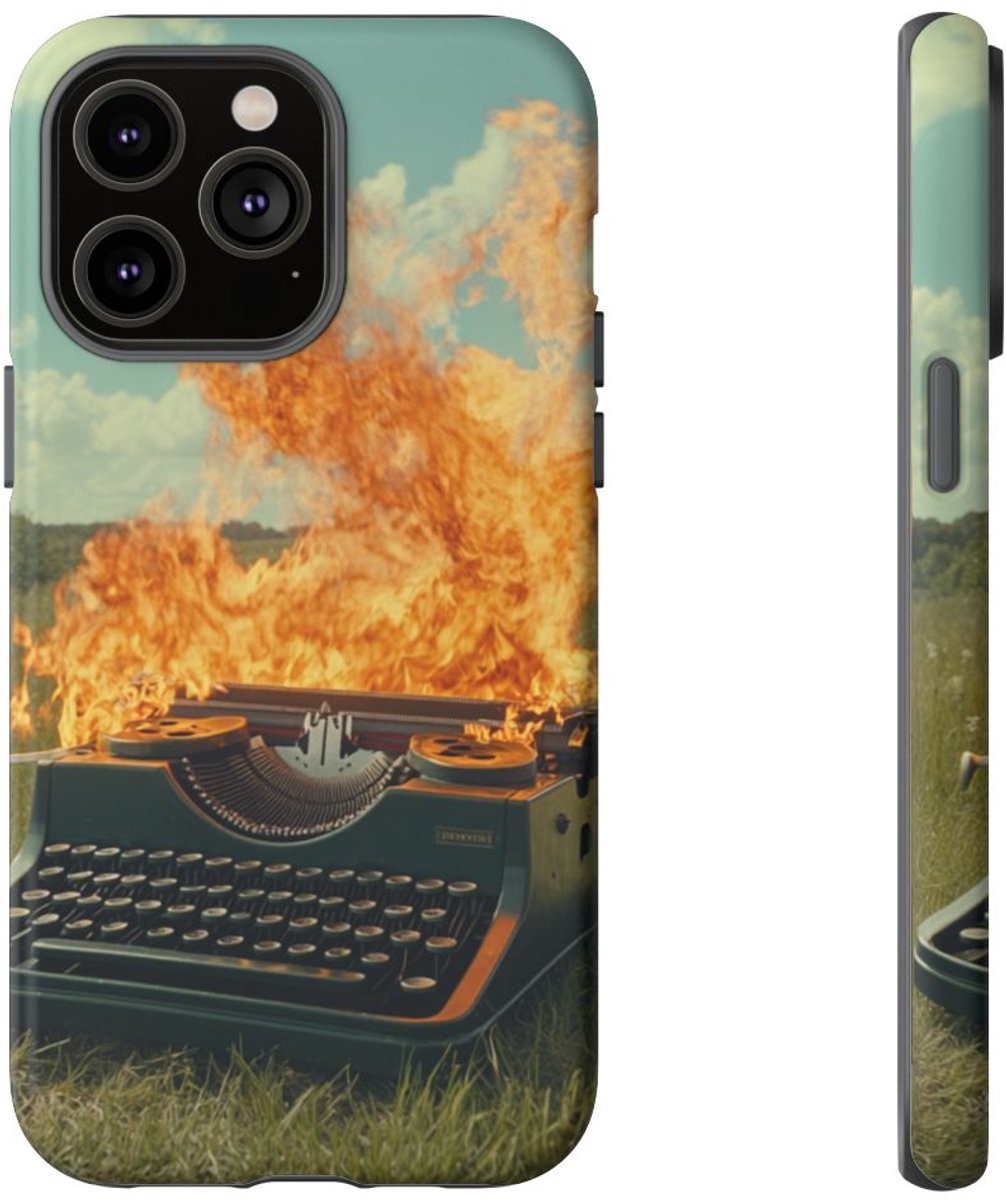 Typemachine in Vlammen in Groen Veld – Telefoonhoesje Geschikt voor iPhone 14 Pro Max
