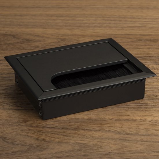 Zwarte metalen kabeldoorvoer met gesloten klep op houten tafel.