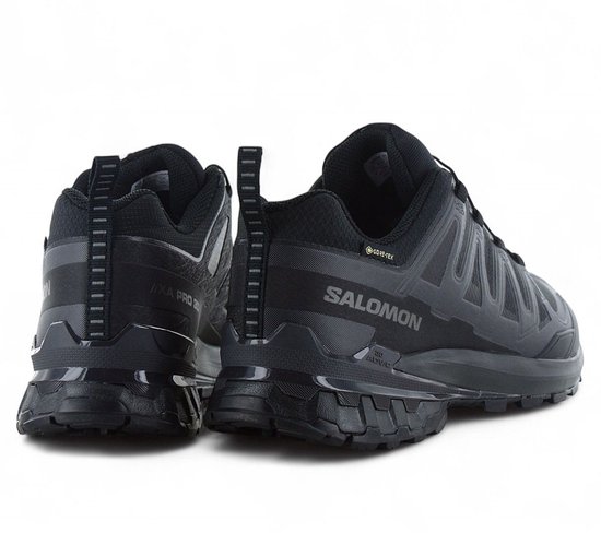 Achterkant van twee zwarte Salomon wandelschoenen, met GORE-TEX logo en merknaam.