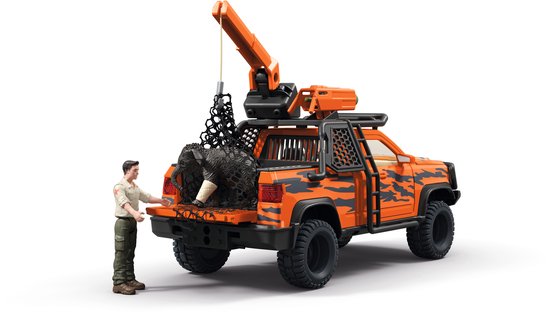 Man laadt een olifant in een oranje pick-up truck met tijgerstrepen.