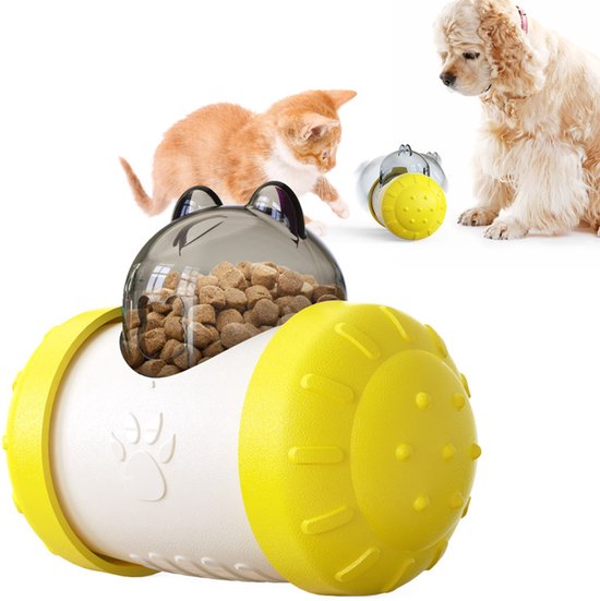 Een gele en witte voerautomaat met kattenoren. Een oranje kitten en een witte hond kijken ernaar.