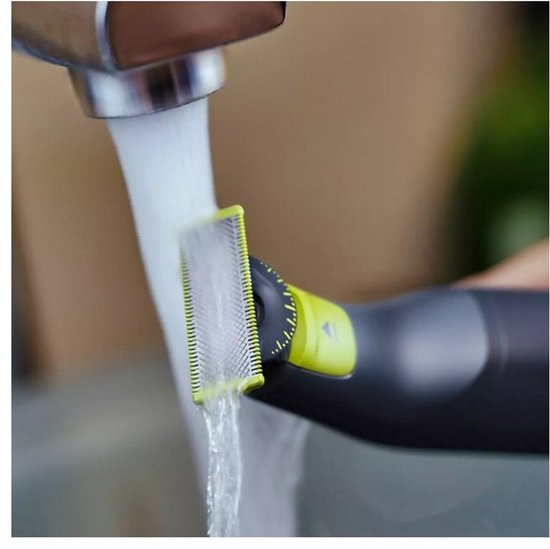 Philips OneBlade Pro mesje onder stromend water, voor het schoonmaken.