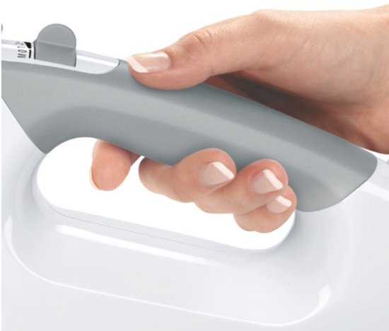 Een hand houdt de grijze ergonomische handgreep vast van een witte Bosch handmixer.
