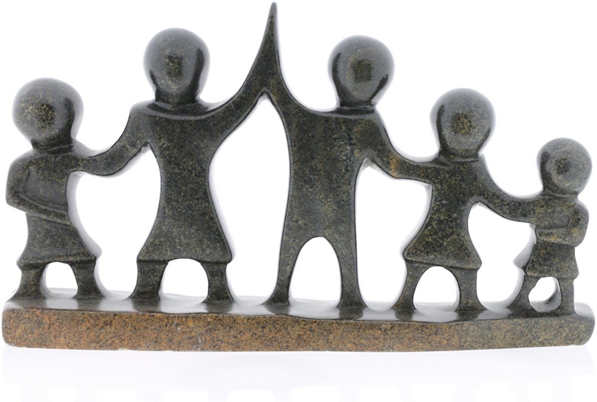 Beeld vijf personen - Fairtrade beeldhouwwerk van een familie met drie kinderen, staand naast elkaar