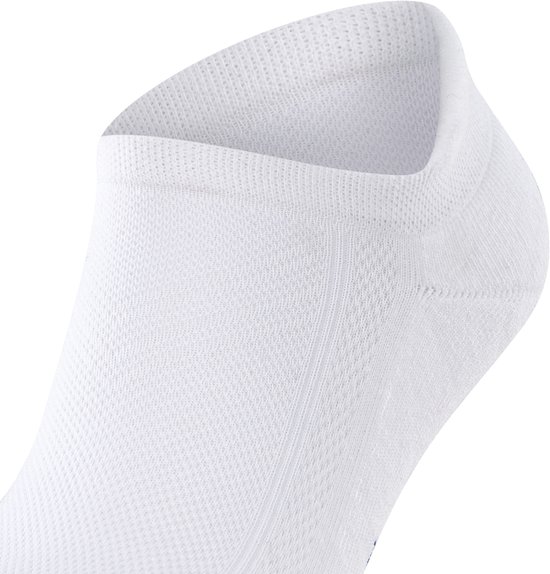 Witte Falke enkelsokken met een fijn mesh-patroon aan de zijkant.
