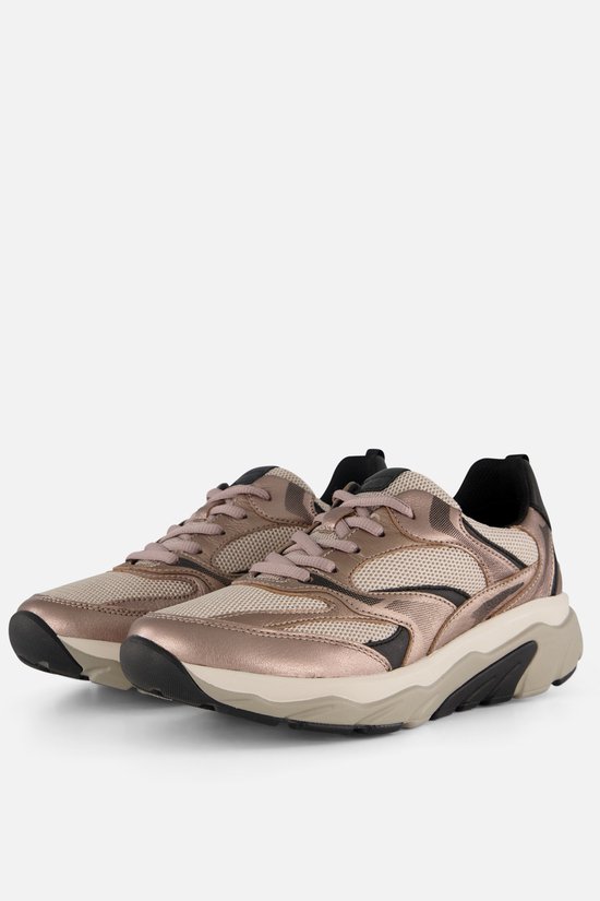 Grijze leren sneakers met beige mesh en roze veters. Zwarte accenten en een dikke zool.
