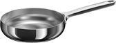 Zilverkleurige roestvrijstalen koekenpan met lange steel, geïsoleerd op zwarte achtergrond.