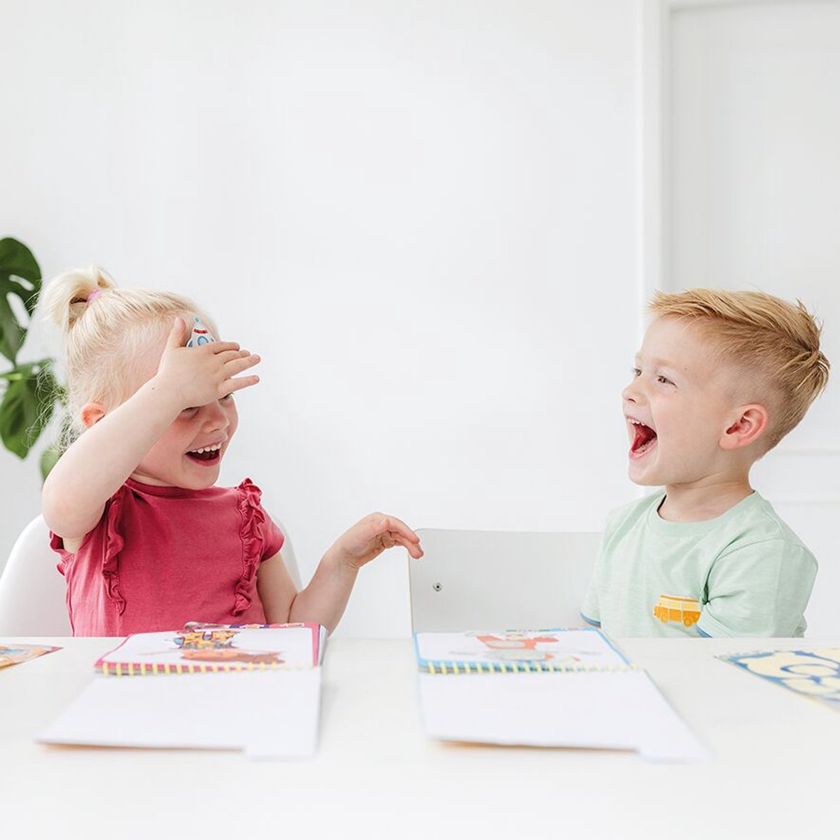 Totum Dress Me Up sticker aankleed- en kleurboekje vakantieboekje meisjes 24 delig - educatief speelgoed junior vanaf 3 jaar stickeren en kleuren - — afbeelding 12