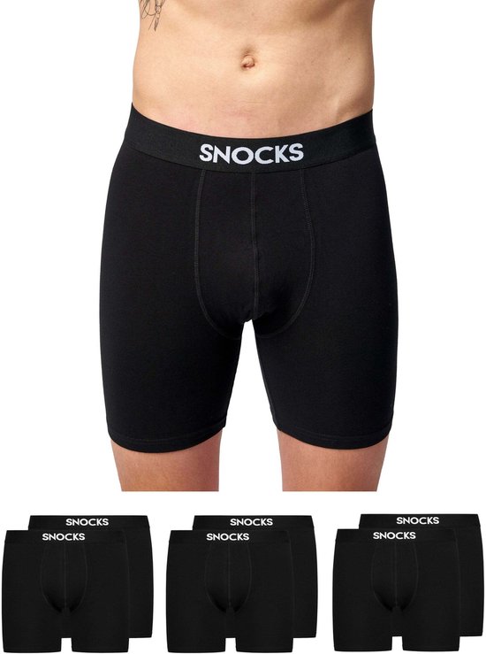 Zes zwarte boxershorts van SNOCKS op een witte achtergrond. Bovenste is gedragen.