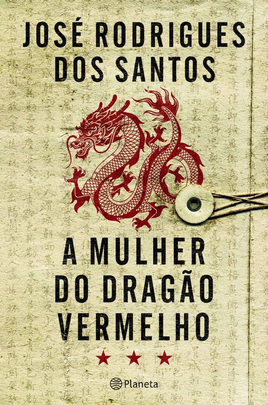 Livre "A Mulher do Dragão Vermelho" avec un dragon rouge sur fond parcheminé avec caractères chinois.