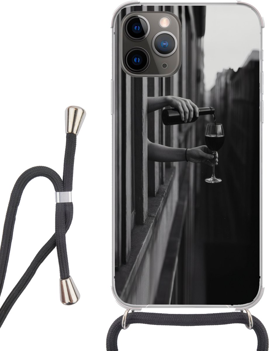 Telefoonhoesje Geschikt voor iPhone 13 Pro - Wijnfles - Glas - Handen - Raam - Siliconen - Crossbody - Backcover met Koord - Telefoonhoesje met koord - Hoesje met touw Telefoonhoesje