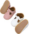 Paar roze babyschoentjes met gesp en witte schoentjes met gesp, beide met rubberen zolen.