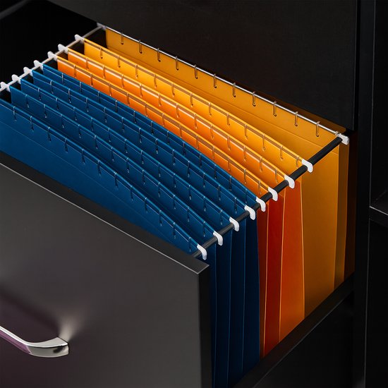 Een open lade met blauwe en oranje hangmappen.