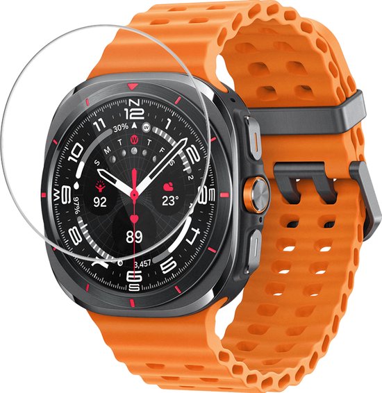 Smartwatch met oranje band en zwarte wijzerplaat, met een screenprotector die half op de wijzerplaat is geplaatst.