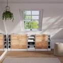 Modulaire witte kasten met houtlook deuren en open vakken, geplaatst in een kamer met schuine wand.