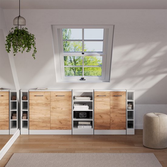 Modulaire witte kasten met houtlook deuren en open vakken, geplaatst in een kamer met schuine wand.