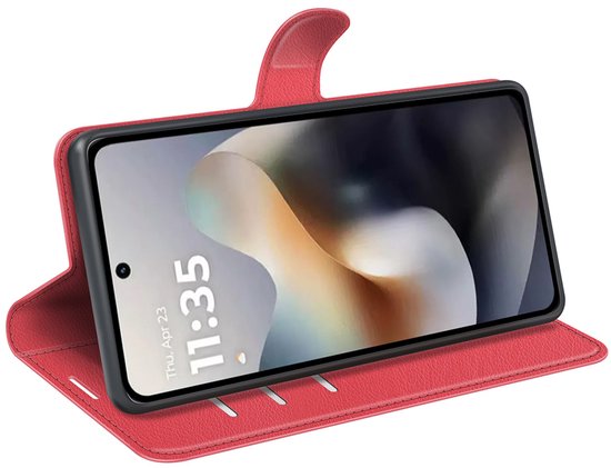 Rood kunstleren wallet telefoonhoesje opengeklapt met telefoon erin. De telefoon toont 'Thu, Apr 23' en '11:35'.