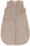 Mouwloze beige slaapzak van zachte stof met ritssluiting.
