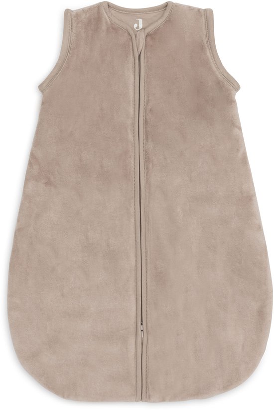Mouwloze beige slaapzak van zachte stof met ritssluiting.