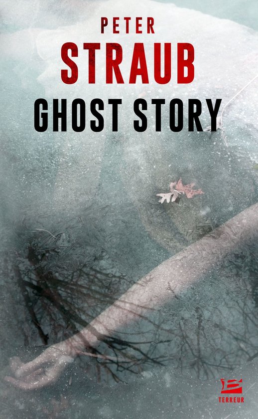 Couverture du livre 'Ghost Story' par Peter Straub. Un bras sous l'eau glacée, avec des feuilles et des branches.