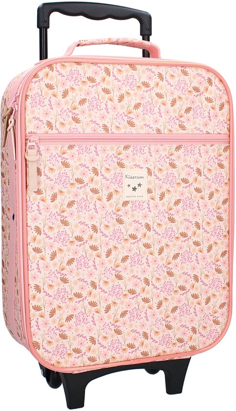 Roze koffer met bloemenprint, wieltjes en uittrekbaar handvat, detail van een label.