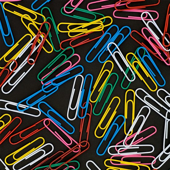 Gekleurde Paperclips Het Perspectiefmening Van De Rijclose-up Stock